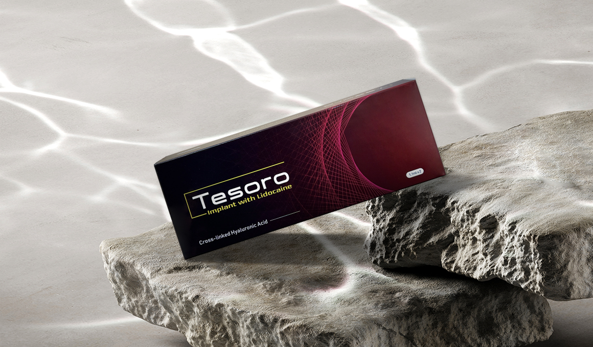 Tesoro box laying on two stones